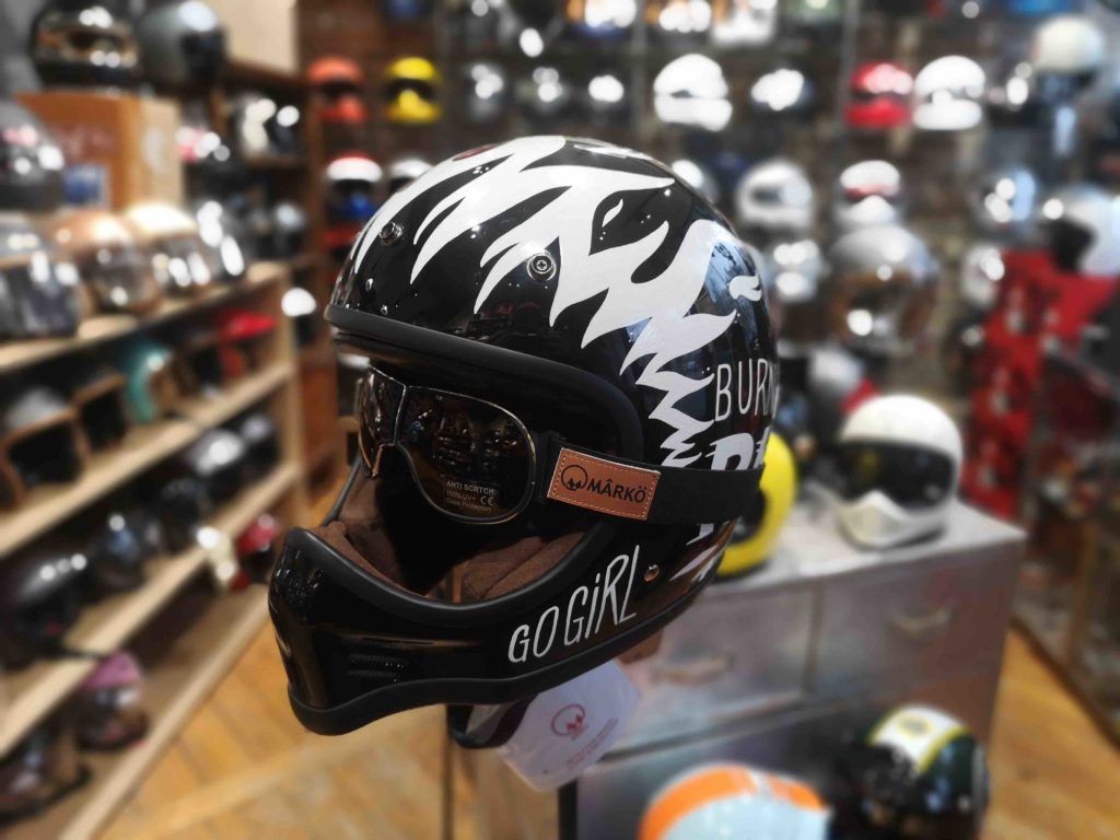 casque de moto en magasin