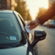 Personne vérifiant un ticket de stationnement sur la voiture