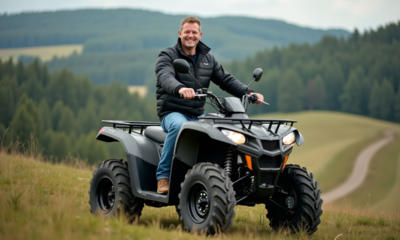 Homme d'âge moyen sur un quad dans la nature
