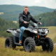 Homme d'âge moyen sur un quad dans la nature