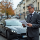 Homme d age moyen examine documents près d une voiture moderne