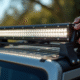 Installation d une barre lumineuse LED sur un 4x4 robuste en plein jour