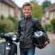 Jeune garçon avec casque et scooter dans un quartier français