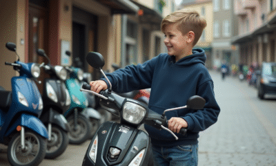 Jeune garçon inspectant une moto 50cc d'occasion devant un garage
