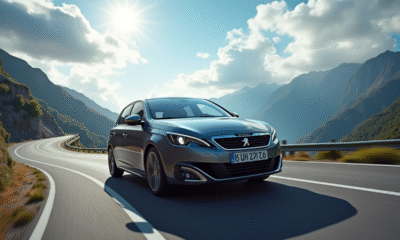 Peugeot 308 GTI automatique en mouvement sur une route de montagne