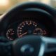 Tableau de bord voiture avec vitesse en miles et km
