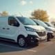 Vans commerciales Peugeot Expert et autres véhicules en extérieur